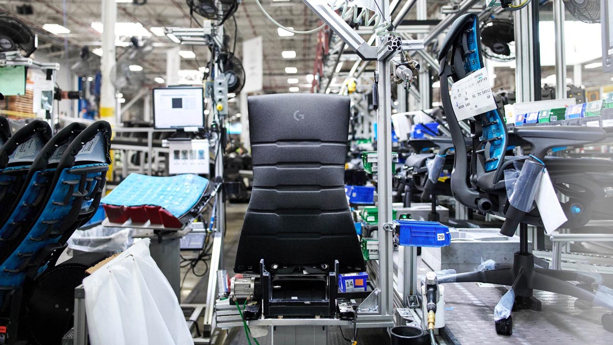 Herman Miller Manufacturingサイトのテストマシンに、正面から表示されているEmbody Gaming Chairの一部。