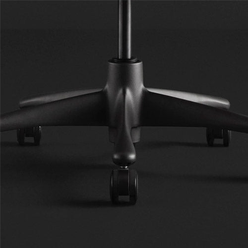 Legemliggør gaming stol nærbillede på grafit finish farve på basen med en sort baggrund