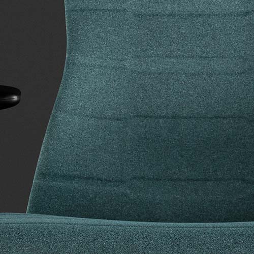 Incorpore a cadeira de jogo em close-up em tecido de sincronização em preto com um fundo preto