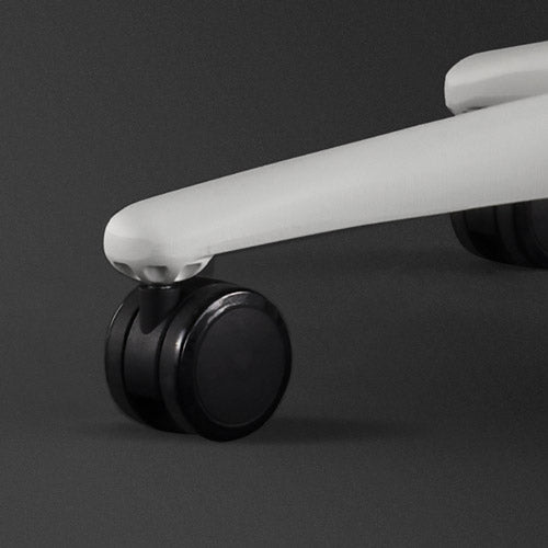 Legemliggør gaming stol nærbillede af sort hjul med sort baggrund